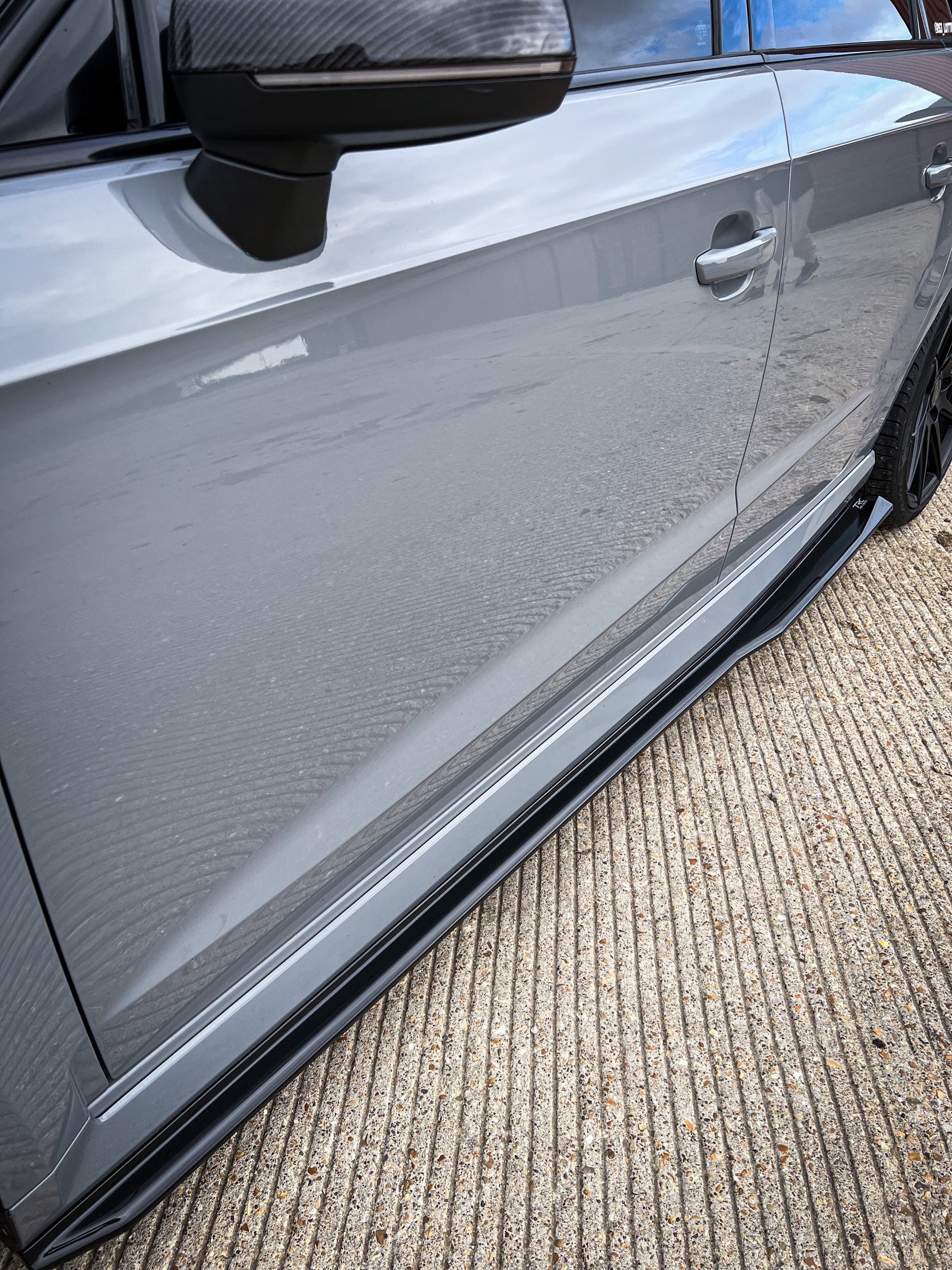 Audi RS3 8V PFL Side skirt splitters